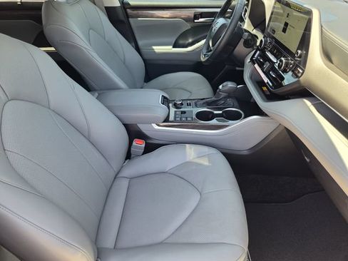 Certified 2026 Toyota Highlander Limited AWD/4WD image 12