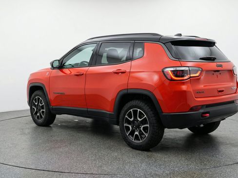 Used 2025 Jeep Compass Trailhawk AWD/4WD image 6