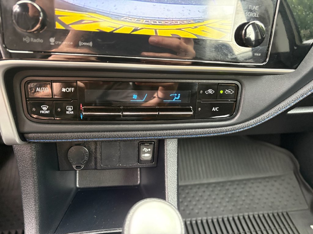 Used 2017 Toyota Corolla SE w/ SE Premium Package FWD image 16