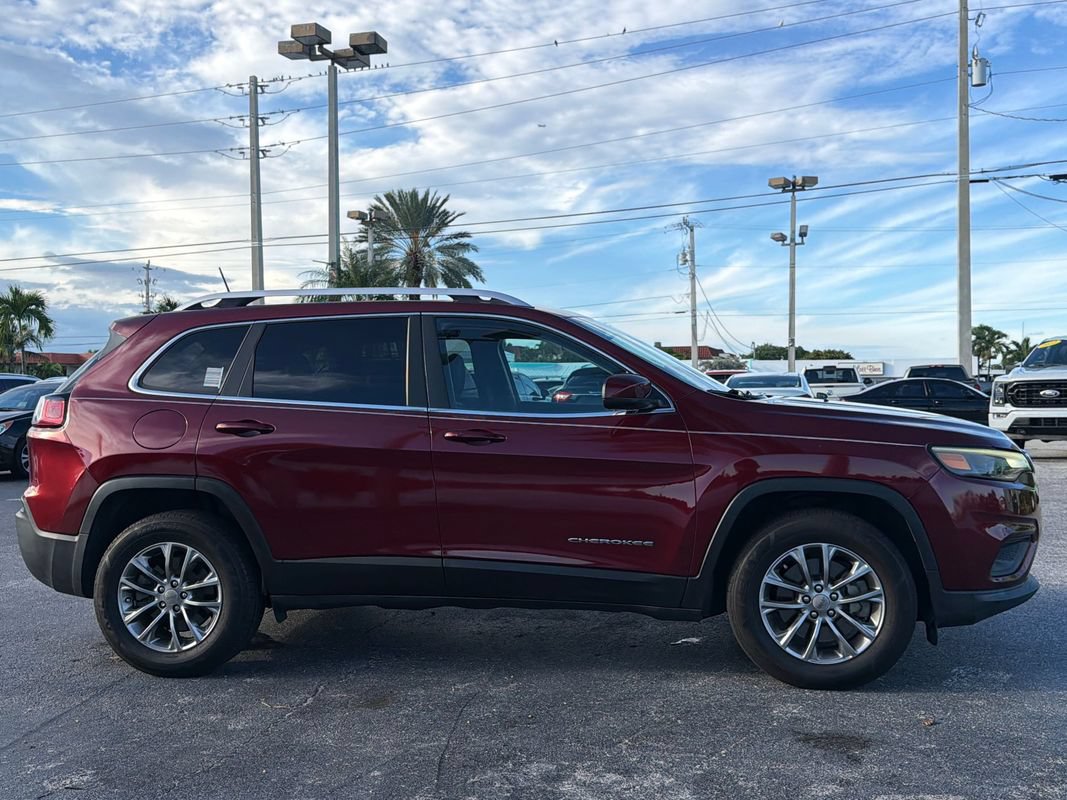 Used 2019 Jeep Cherokee Latitude Plus w/ Cold Weather Group AWD/4WD image 6