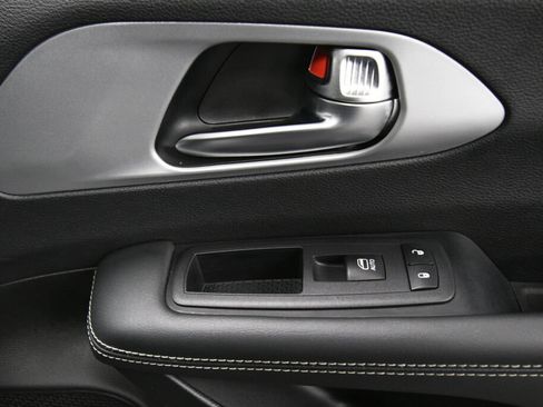 Used 2025 Chrysler Pacifica Limited FWD image 32