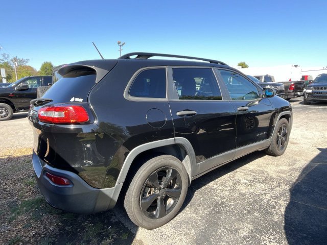 Used 2017 Jeep Cherokee Sport FWD image 2