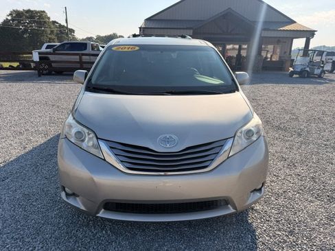 Used 2016 Toyota Sienna XLE Premium FWD image 3