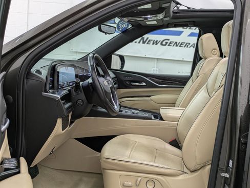 Used 2021 Cadillac Escalade Premium Luxury image 3