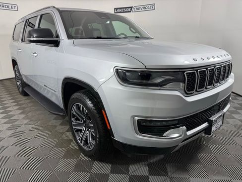 Used 2024 Jeep Wagoneer L Series II w/ Flexible Seating Group AWD/4WD image 8