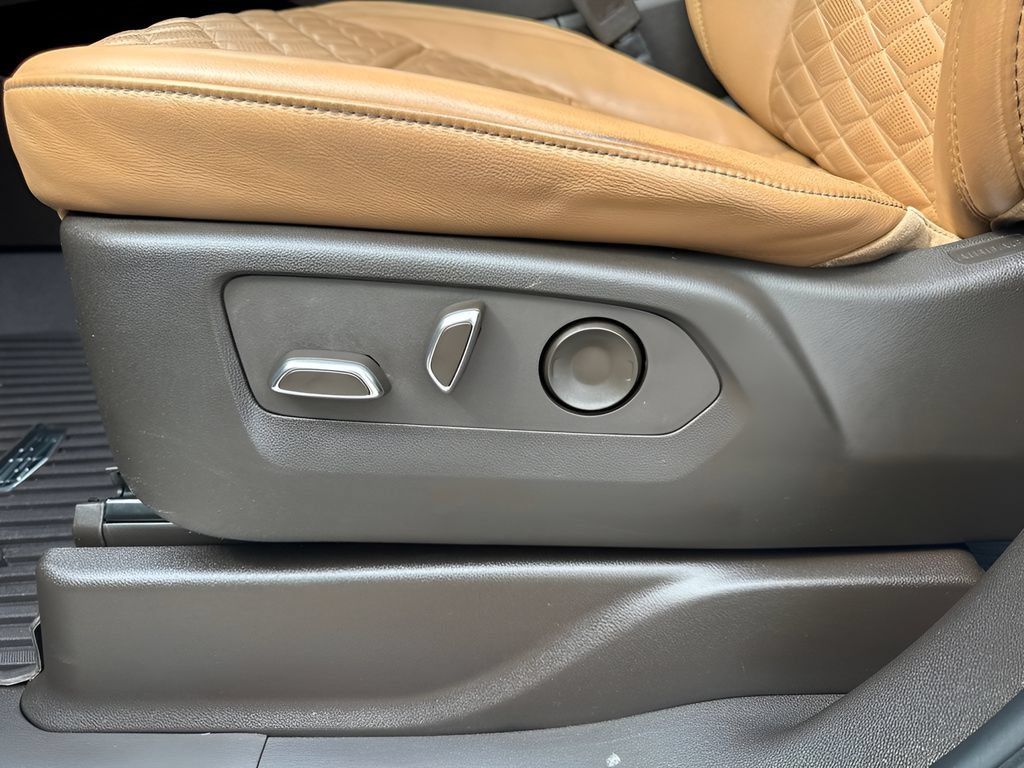 Used 2022 Cadillac Escalade Premium Luxury RWD image 10