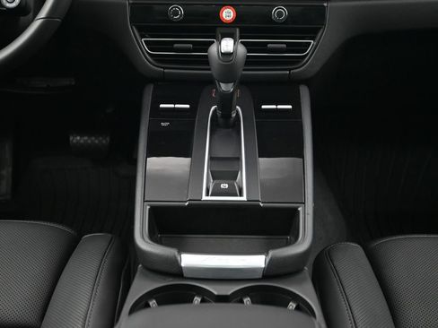 Certified 2026 Porsche Macan image 10