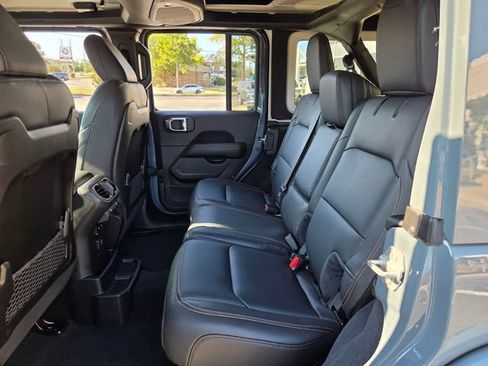 Used 2024 Jeep Wrangler Unlimited Sahara w/ Technology Group AWD/4WD image 12