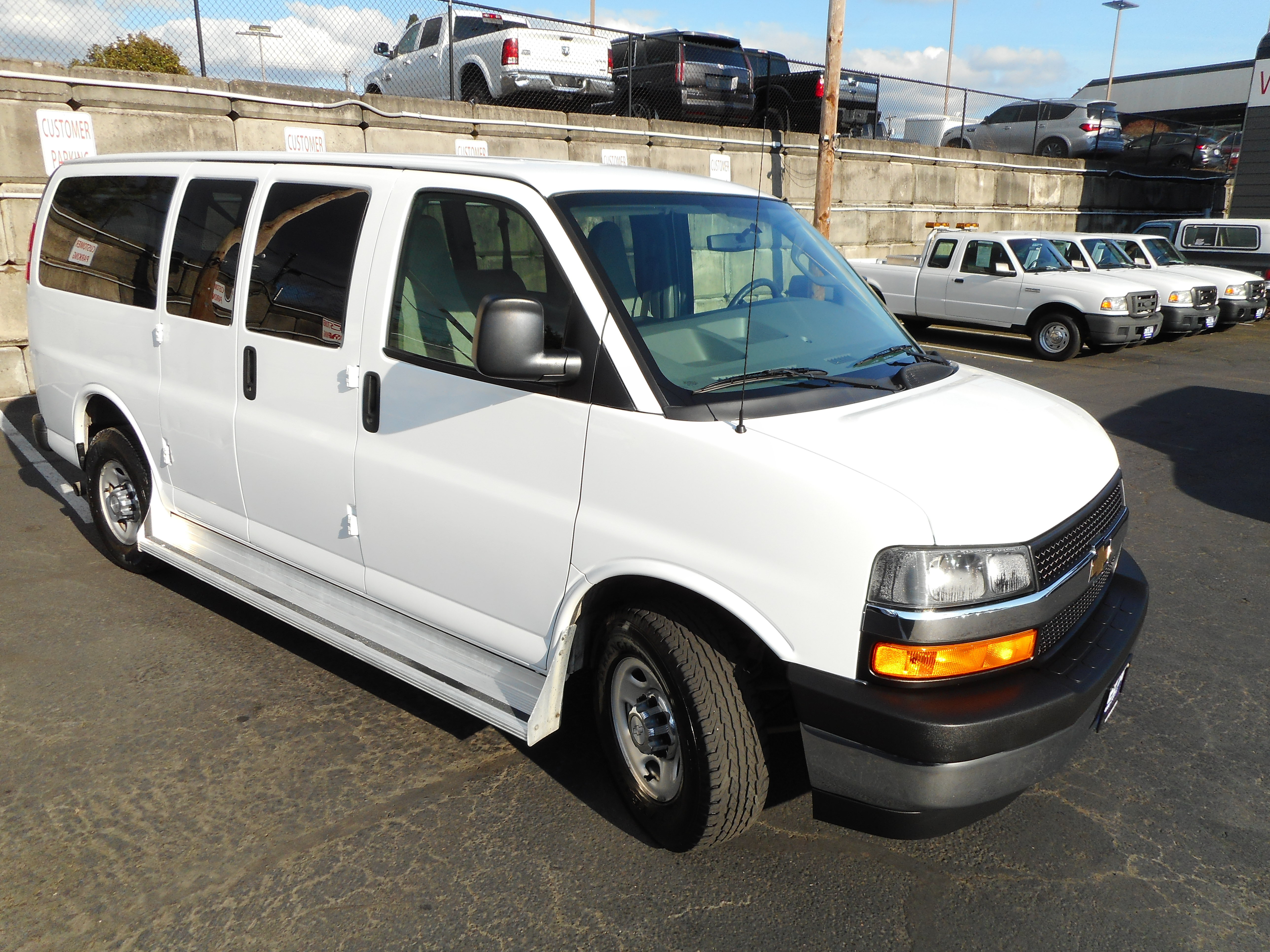 Used 2017 Chevrolet Express 3500 LT w/ LT Preferred Equipment Group RWD image 5