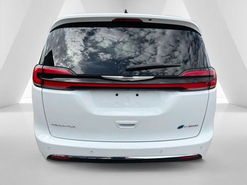 Used 2024 Chrysler Pacifica Limited FWD image 6