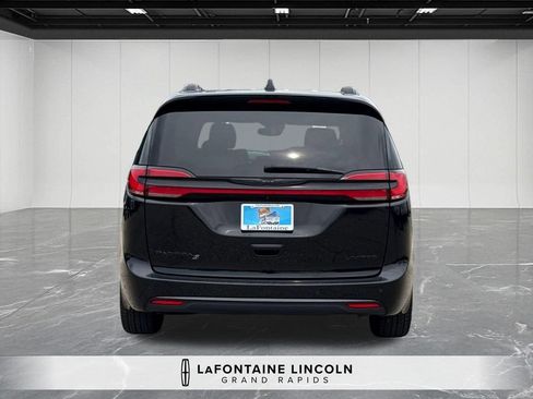 Used 2025 Chrysler Pacifica Limited FWD image 4