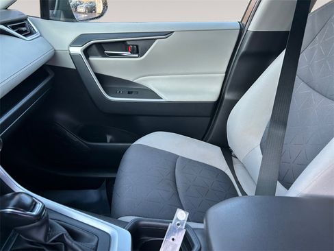 Used 2020 Toyota RAV4 XLE image 15
