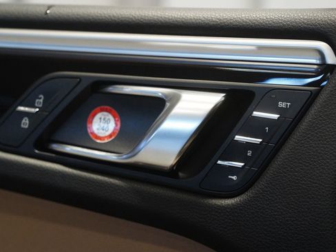 Used 2021 Porsche Macan Base image 32