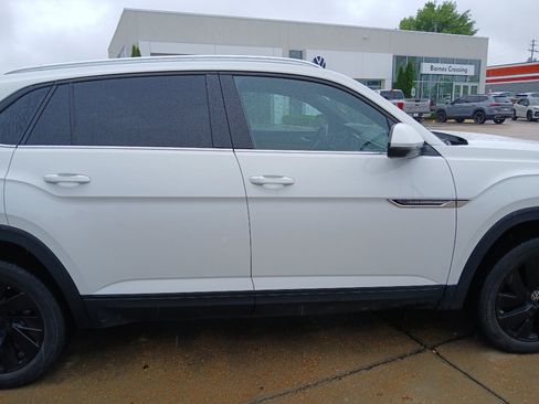 Used 2024 Volkswagen Atlas Cross Sport SE w/ Panoramic Sunroof Package FWD image 8