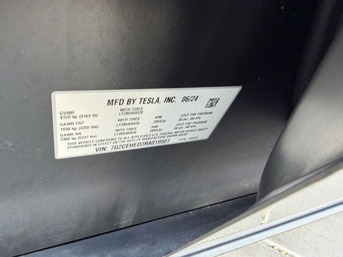 Used 2024 Tesla Cybertruck AWD Crew Cab image 47