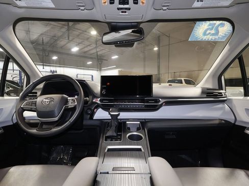 Used 2025 Toyota Sienna XLE image 27