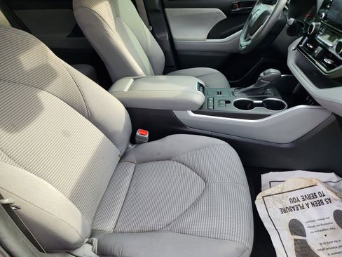 Used 2022 Toyota Highlander L image 13