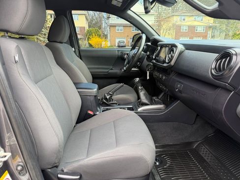 Used 2018 Toyota Tacoma TRD Sport image 28