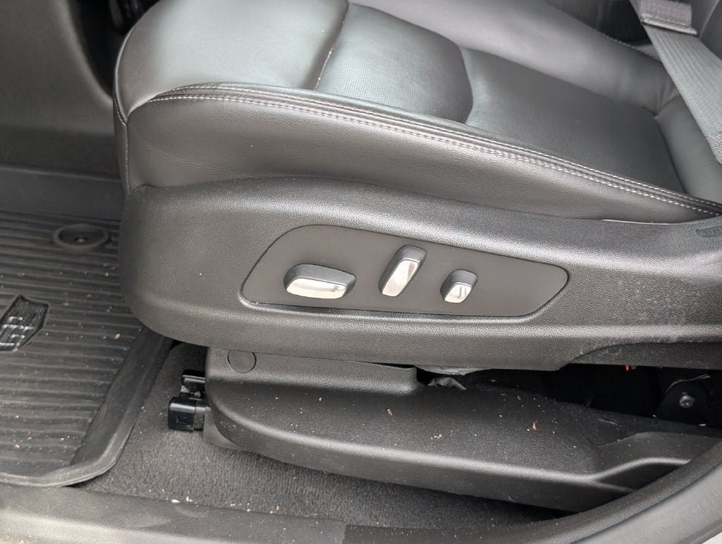 Used 2024 Cadillac XT6 Premium Luxury w/ LPO, Floor Liner Package AWD/4WD image 15