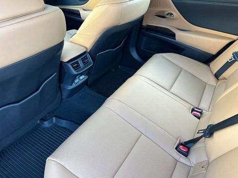 Used 2025 Lexus ES 300h w/ Premium Package image 26