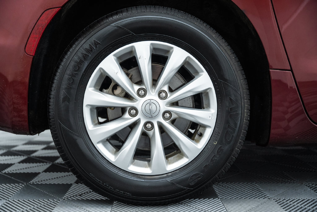 Used 2017 Chrysler Pacifica Touring-L FWD image 18