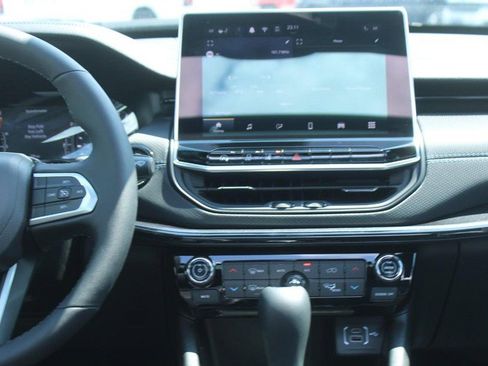 New 2025 Jeep Compass Latitude w/ Sun & Sound Group AWD/4WD image 7