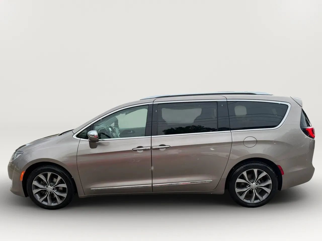 Used 2017 Chrysler Pacifica Limited FWD image 6