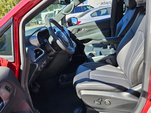 New 2026 Chrysler Pacifica Select image 5