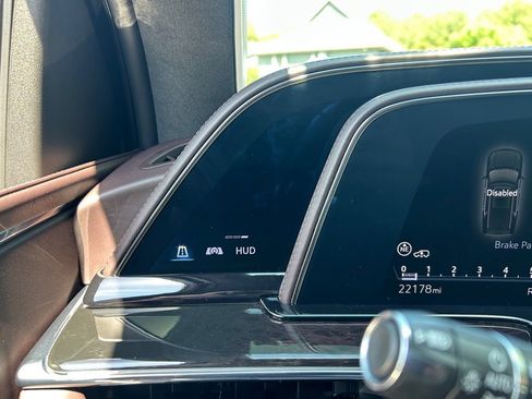Used 2022 Cadillac Escalade Premium Luxury Platinum RWD image 31