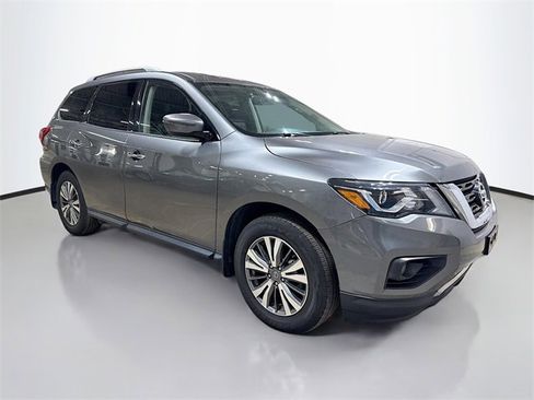 Used 2020 Nissan Pathfinder SV image 3