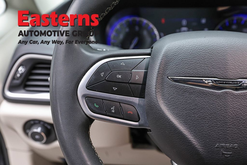 Used 2023 Chrysler Pacifica Touring-L FWD image 15