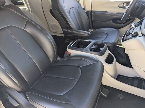 Used 2024 Chrysler Pacifica Touring-L image 8