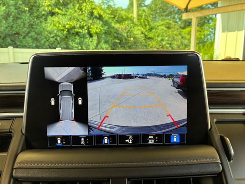 Used 2021 Chevrolet Suburban Z71 w/ Z71 Signature Package AWD/4WD image 22