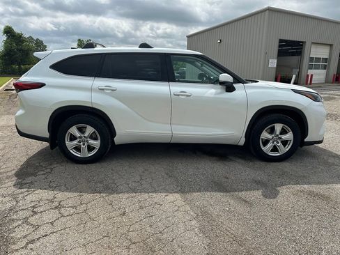 Used 2022 Toyota Highlander LE AWD/4WD image 5