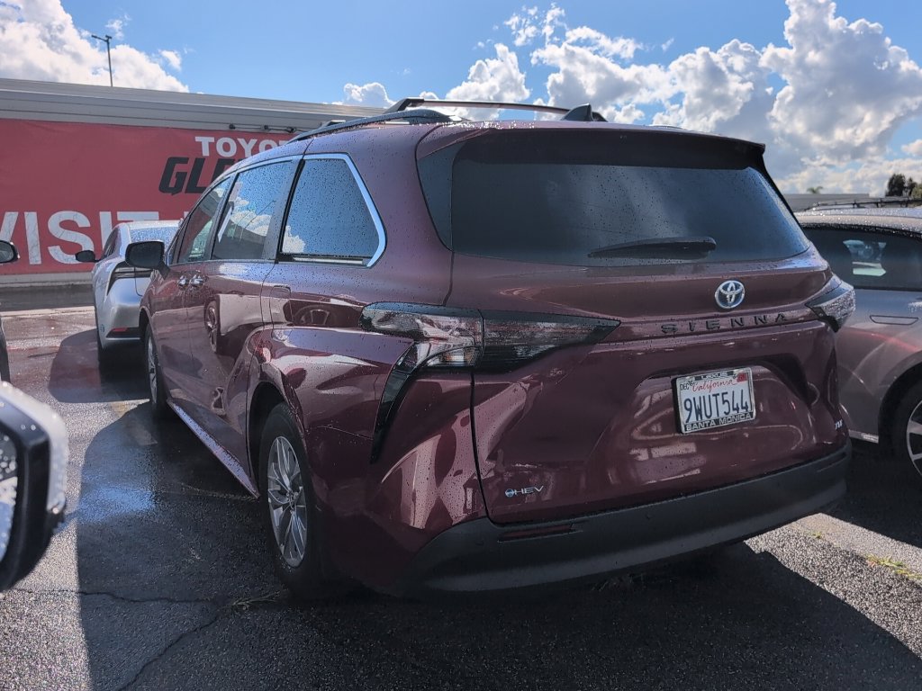 Used 2025 Toyota Sienna XLE w/ XLE Plus Package FWD image 5