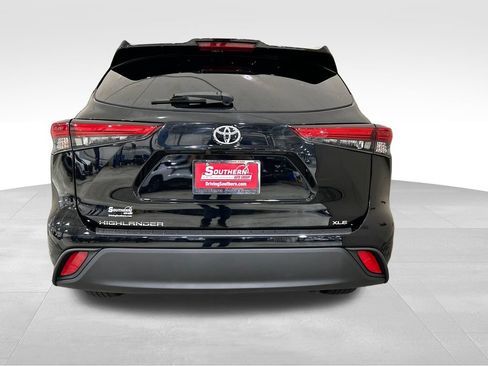 Used 2022 Toyota Highlander XLE FWD image 4
