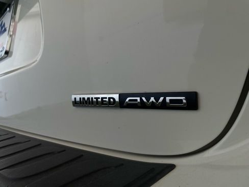 Used 2012 Hyundai Veracruz Limited w/ Entertainment Pkg image 10