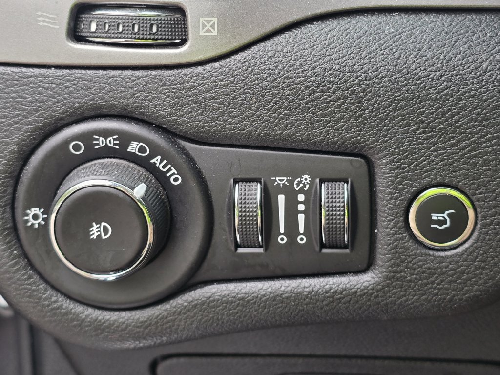 Used 2020 Jeep Cherokee Limited AWD/4WD image 30