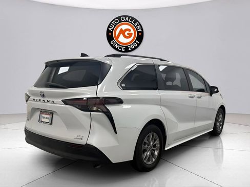 Used 2023 Toyota Sienna XLE image 7