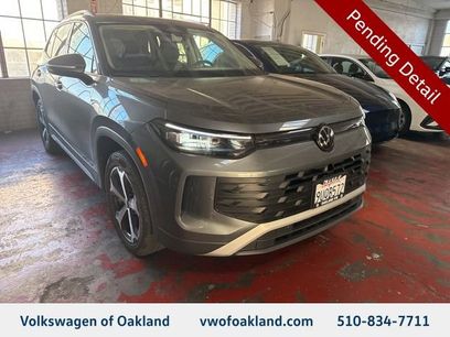 Used 2025 Volkswagen Tiguan SE w/ Panoramic Sunroof Package