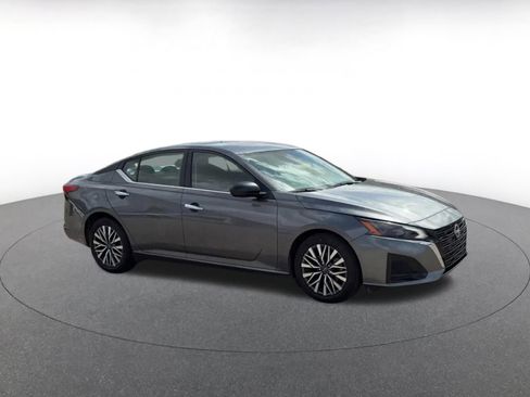 Used 2025 Nissan Altima 2.5 SV FWD image 2