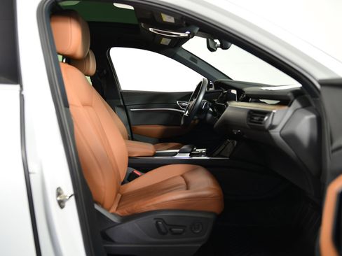 Used 2019 Audi e-tron Premium Plus image 18