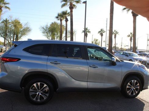 Used 2023 Toyota Highlander XLE image 6