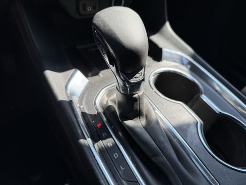 Used 2022 Chevrolet Traverse LT FWD image 15