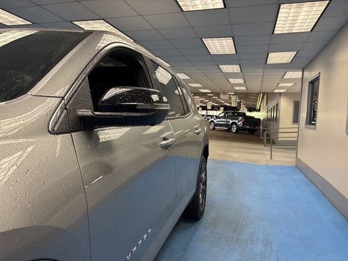 New 2026 Chevrolet Traverse LT w/ Sun and Wheel Package FWD image 18
