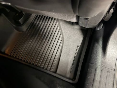 Used 2021 Jeep Cherokee Latitude Plus FWD image 24