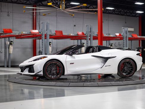Used 2023 Chevrolet Corvette Z06 w/ Z07 Performance Package RWD image 9