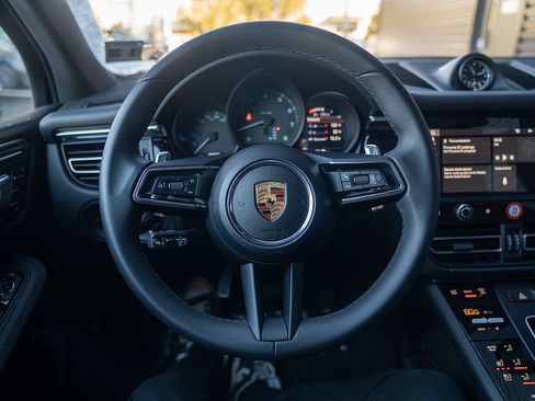 Certified 2025 Porsche Macan image 6