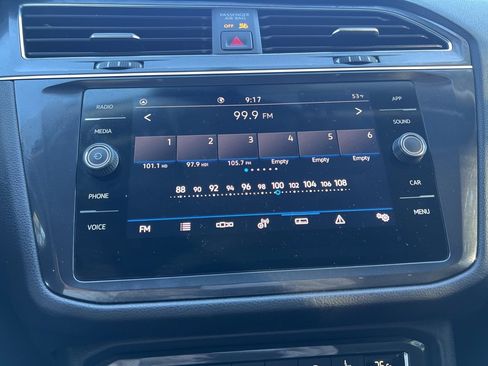 Used 2021 Volkswagen Tiguan SE image 32