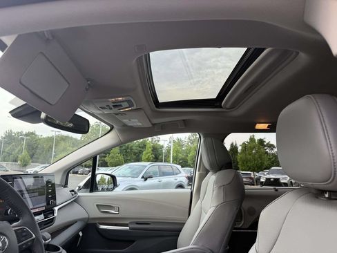 Used 2024 Toyota Sienna XLE FWD image 25